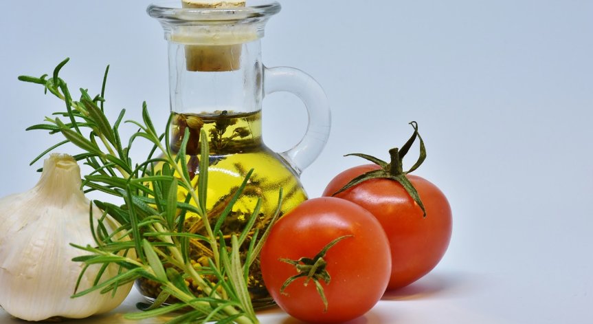 С 2 лв. поскъпва олиото от борсата до магазина, скачат цените на сиренето и краставиците