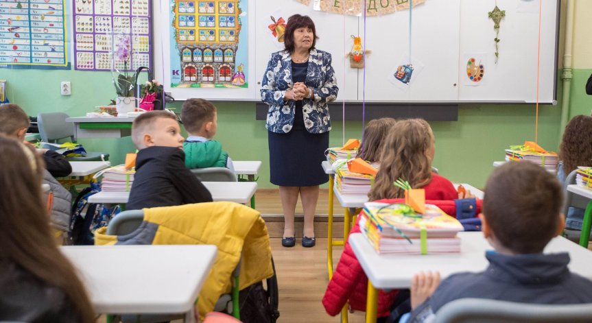 Повечето хора вярват, че това ще допринесе за изграждането на морални ценности у учениците.