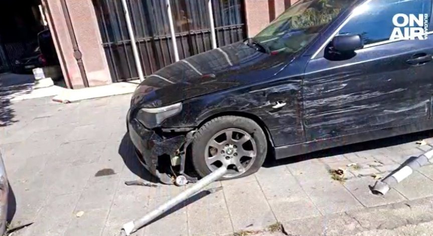 Шофьор удари две коли на българското посолство в Скопие