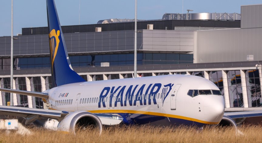 Ryanair свали майка от самолета, остави детето ѝ да лети с таткото