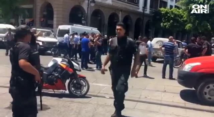 Полицай загина след два самоубийствени атентата в Тунис