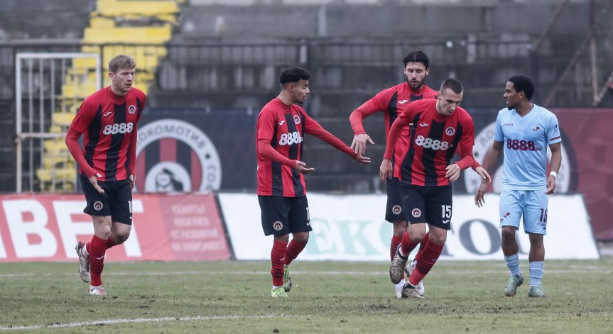 Играчите на Антон Велков поведоха още в началото на мача.