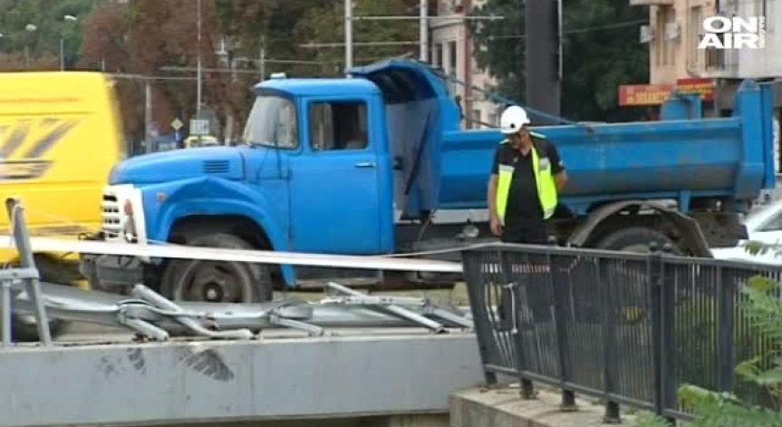 Камион надвисна над реката при Лъвов мост в столицата