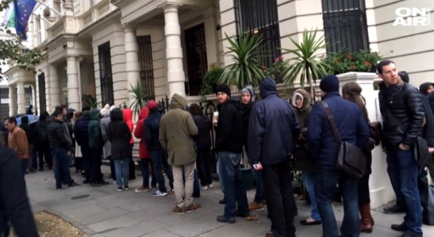 Огромни опашки и чакане с часове изнервиха българите в чужбина