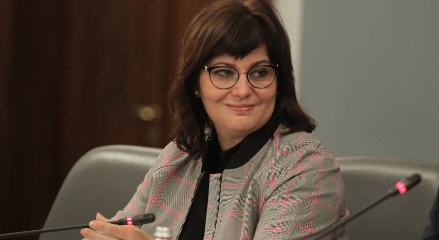 Министър Сербезова съди прокуратурата за 70 хил. лева