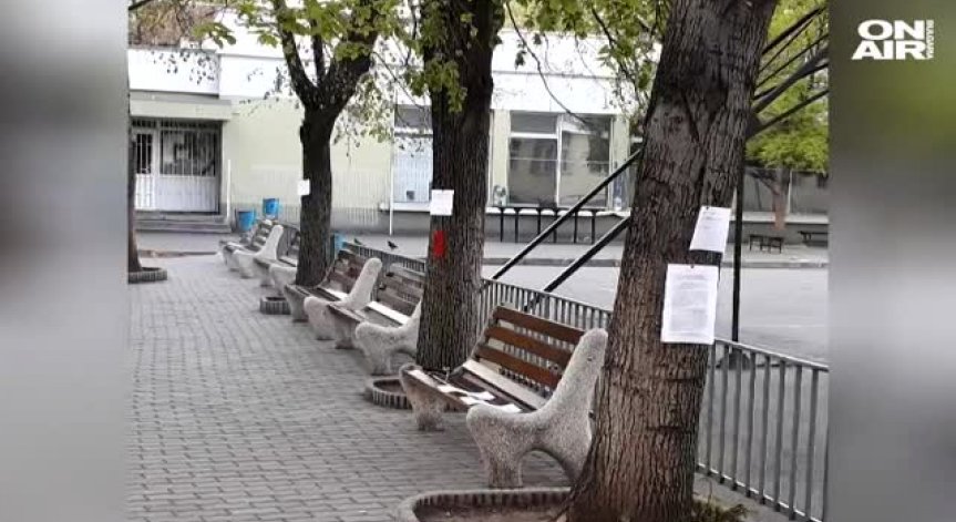 Гневен баща със заплашителни лозунги към училището на сина си