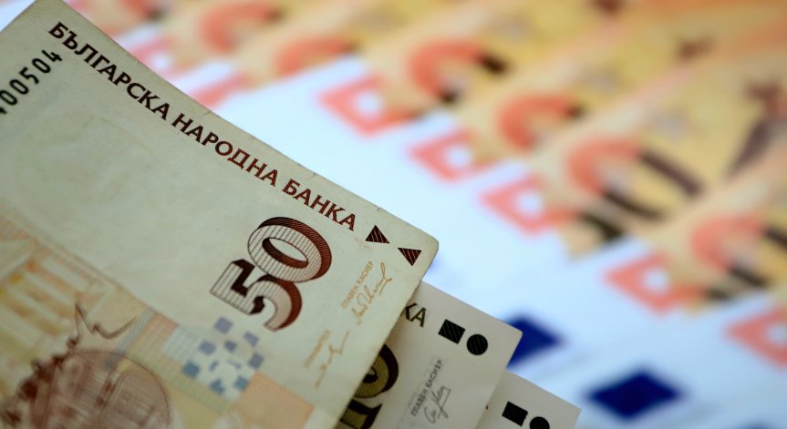 Бизнесът е готов да смени лева с евро, ясно е как магазините ще преизчислят цените