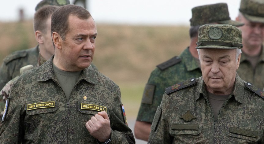 Медведев коментира изпращането на миротворци на НАТО в Украйна.