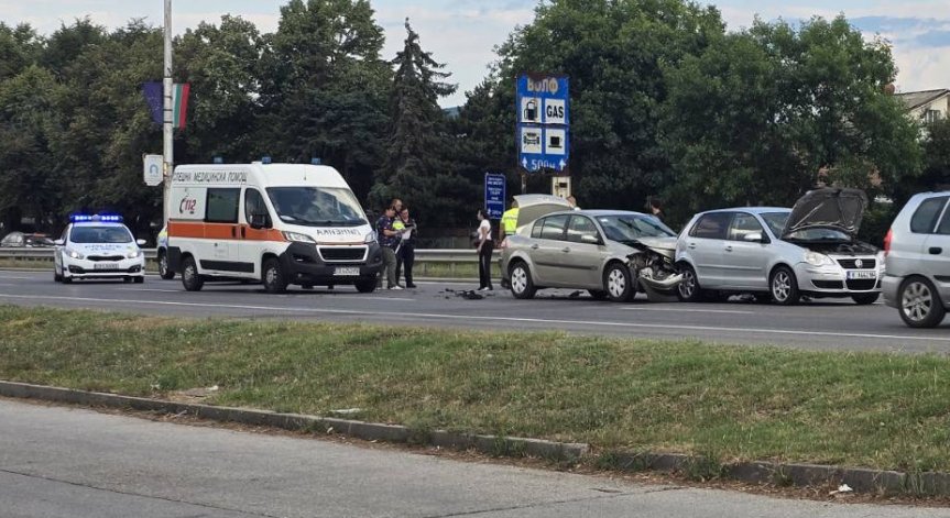 На място са изпратени полиция и линейка.