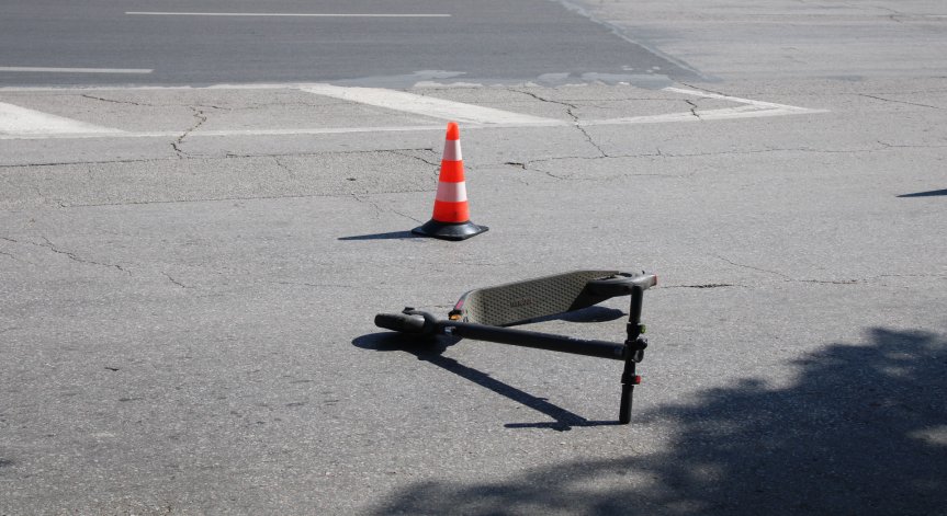 Две деца са в болница след сблъсък на тротинетка и кола в Разград