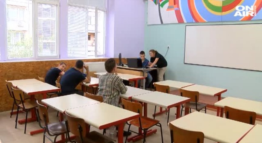 Гимназисти от Горна Оряховица сами ремонтираха училищен кабинет