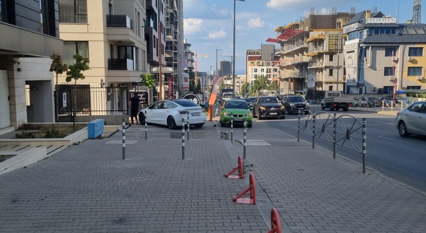 Агресивен шофьор на Tesla троши паркирана кола в София. Къде са институциите?