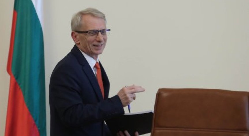 Денков свиква министрите на извънредно заседание заради българския еврокомисар