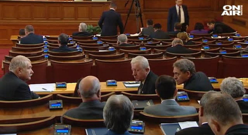 Репликата на Румен Радев продължава да вълнува парламента