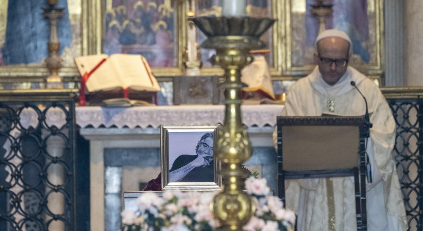 Светът се сбогува с Кавали, топмодели и дизейнери присъстваха на поклонението