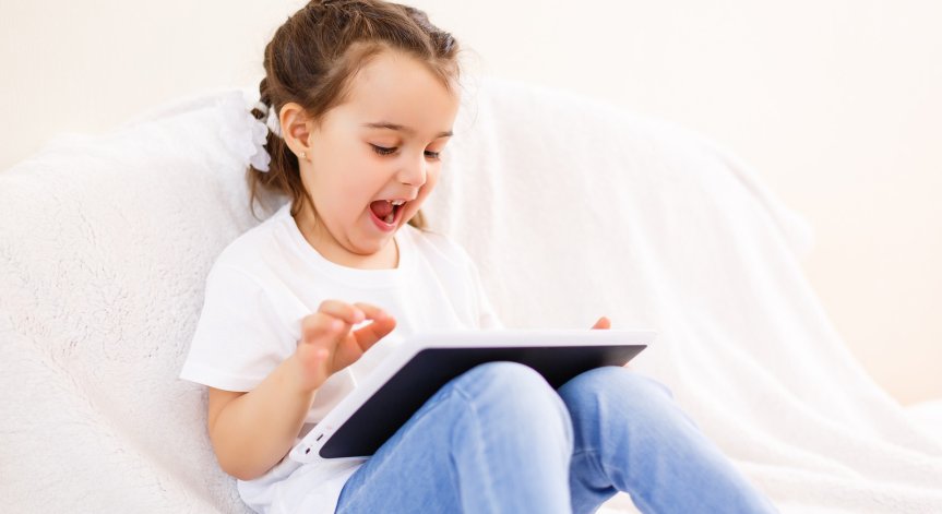 Българчетата започват да ползват интернет на все по-ранна възраст