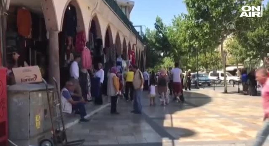 Земетресение срути сгради и затрупа хора в Турция