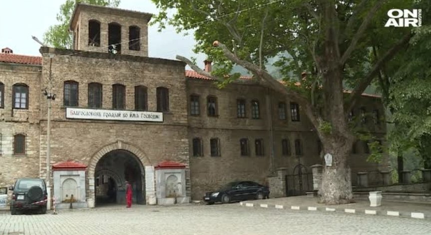 Стотици миряни носиха иконата Св. Богородица от Бачковския манастир