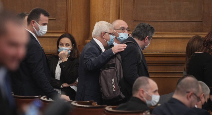 Депутатите отложиха парламентарния контрол, обсъждат 