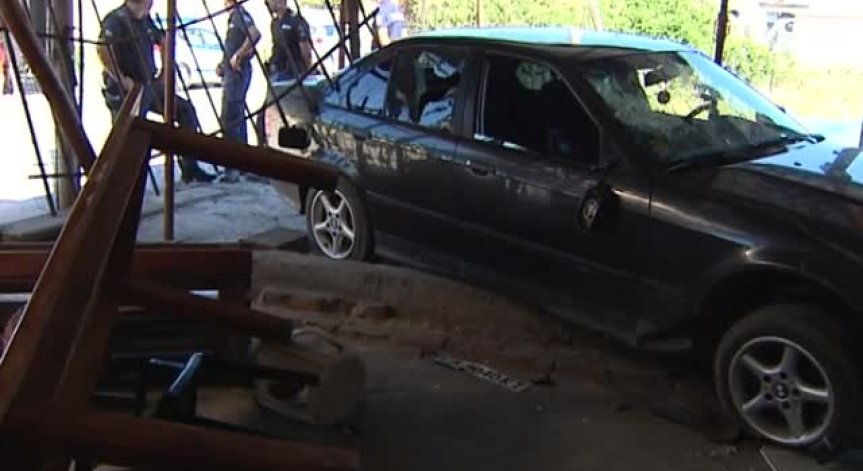 Шофьор без книжка се заби в столична къща, рани дете и жена