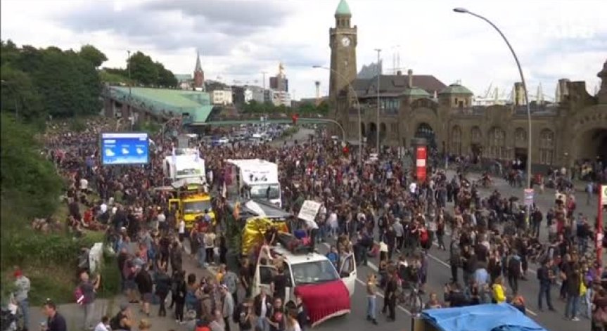 Протестиращи срещу срещата на Г-20 се покриха с глина и танцуваха