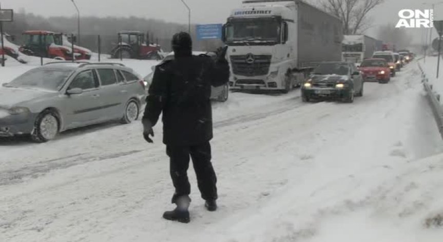 Зимна обстановка в Русе: Спряха тировете по Дунав мост