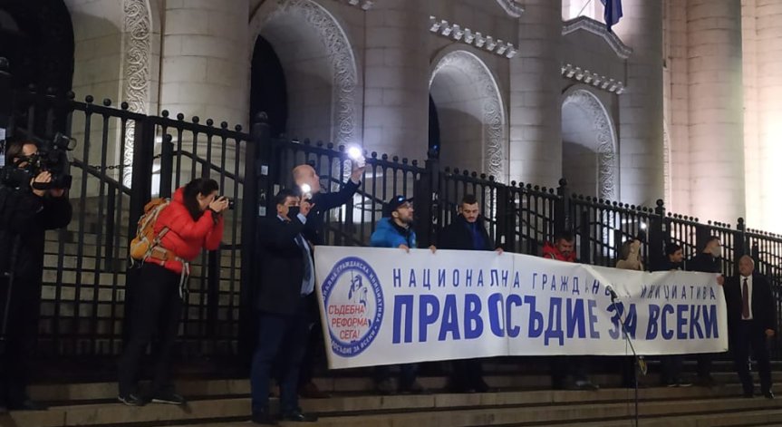 Блокиран Орлов мост, яйца и шествие към ВСС в 105-ата вечер на недоволство