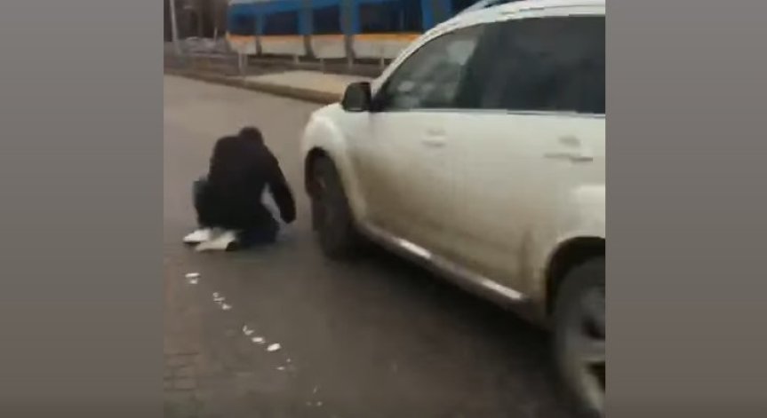 Добре, че никой не го прегази, защото щеше да го лежи после за човек!, коментира очевидец.