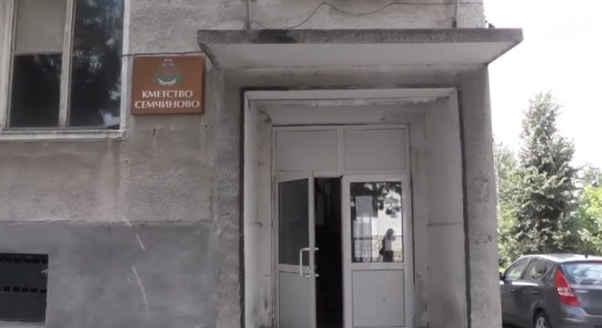 Съдът пусна обвинения в сводничество кмет на Семчиново