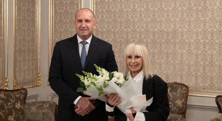 Румен Радев удостои Лили Иванова с Почетния знак на президента