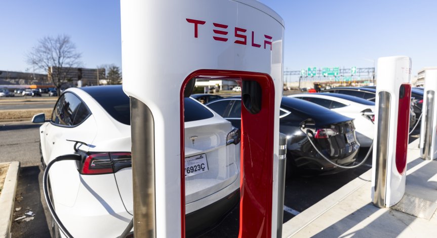 Продажбите на електромобили се сринаха, Tesla намали чувствително цените