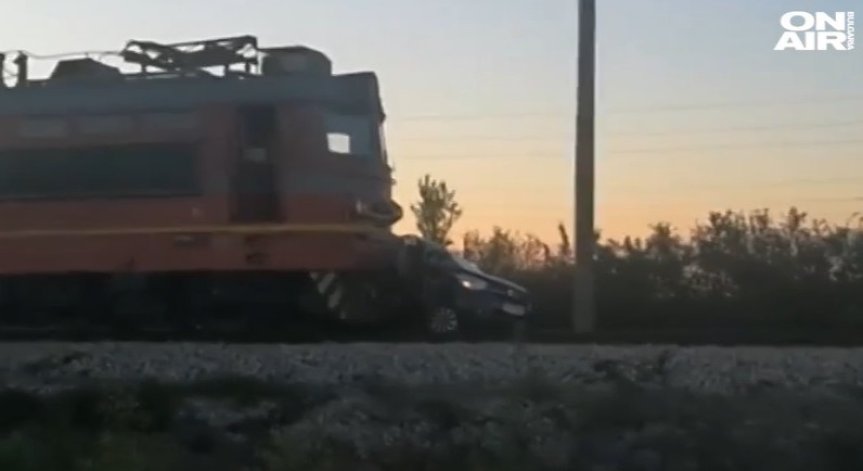 Катастрофа между влак и кола на жп прелез край Две могили