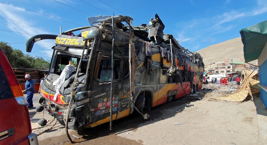 Десетки загинали и ранени след тежка автобусна катастрофа в Перу