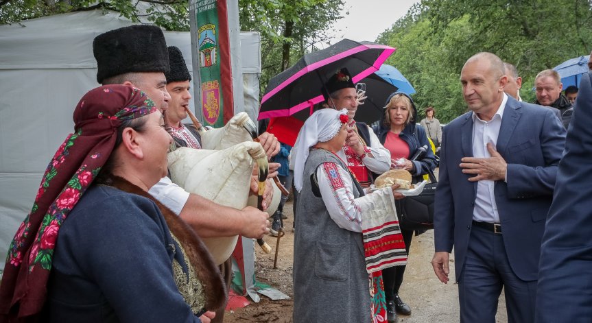 Събитието се провежда на поляните край Петропавловския манастир.