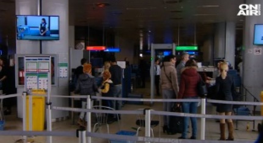 13 гранични полицаи - отстранени, не проверили пътници на полет от Париж!