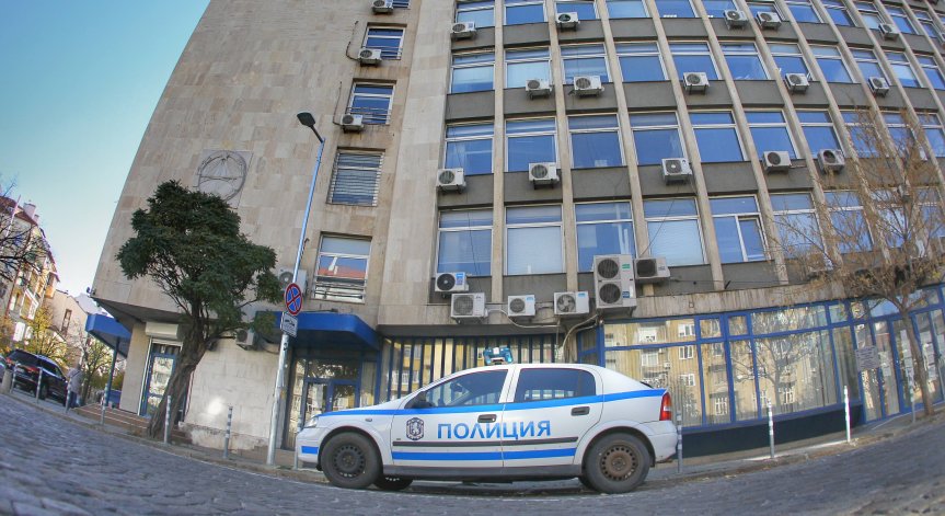 Оставиха под постоянен арест обвинения за убийството на жена в с. Славяново