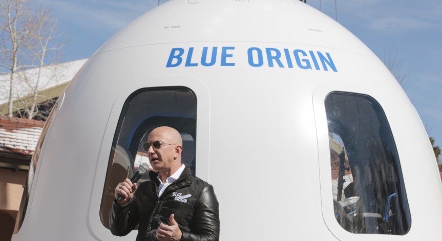 Космическата компания на Джеф Безос ще откара първата жена на Луната