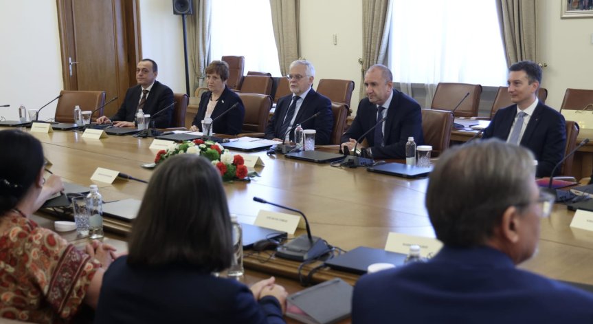 Радев: Развиваме съвременна научна инфраструктура, за да останат младите в България