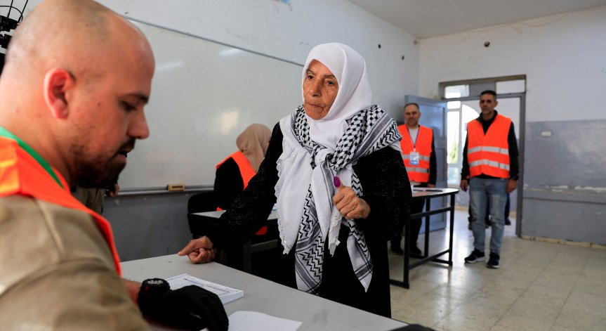 Палестинци гласуват в Газа за първи път от 20 години