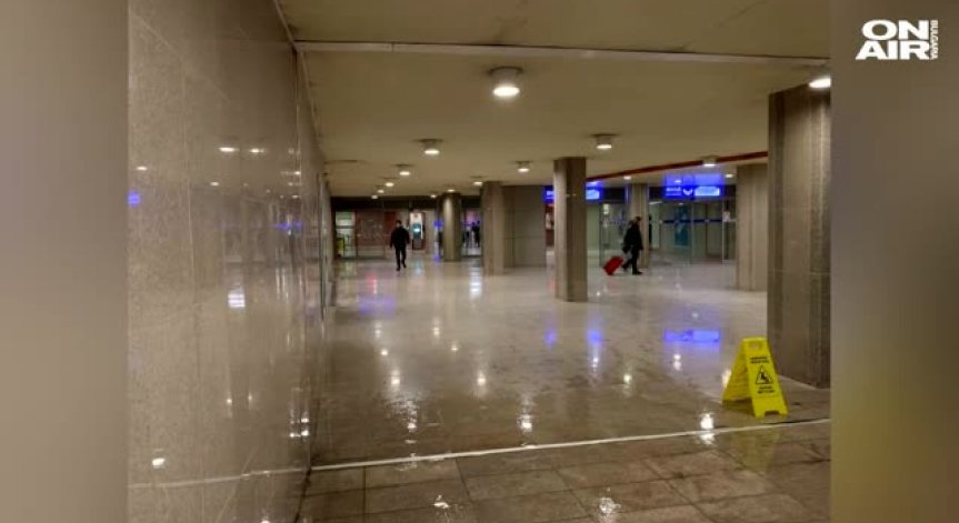 Заради снегa протече покривът на метростанция НДК