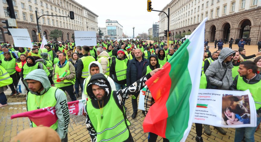 Земеделците с мащабен протест на жълтите павета, искат оставката на Вътев