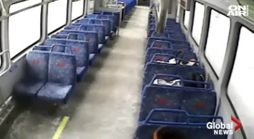 Баща излиза да пуши - бебето във влака, влакът тръгнал