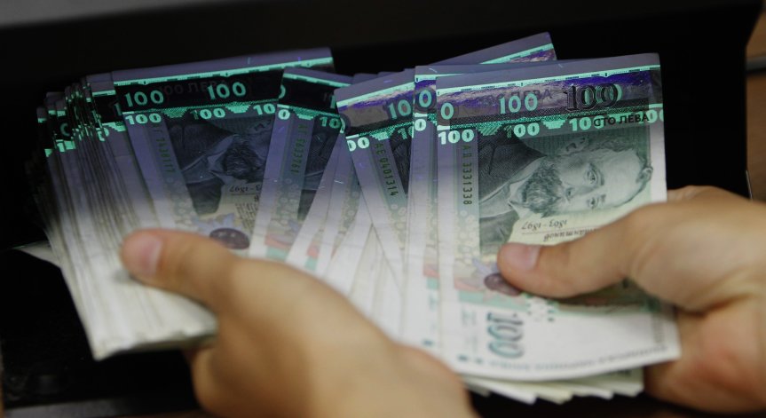 Над 500 хил. българи ще получават по 933 лв. минимална заплата