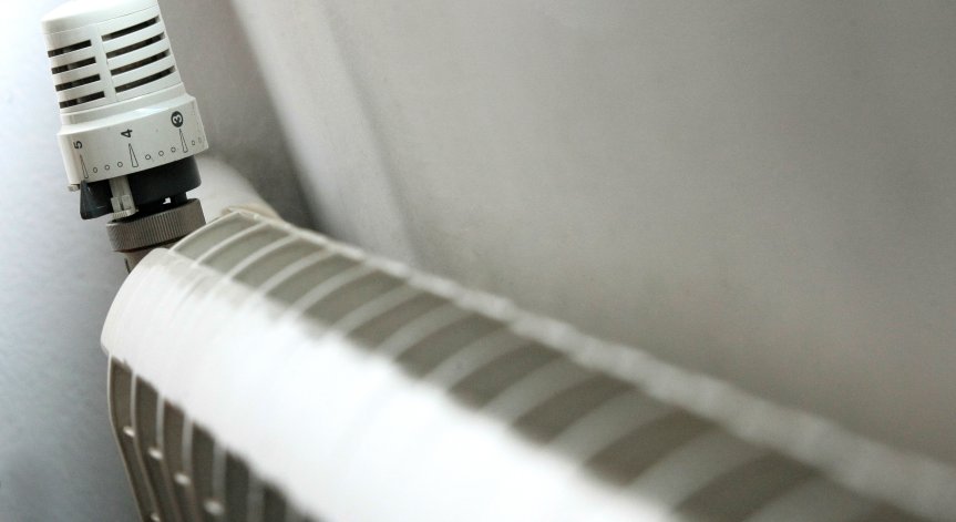 Евростат: Почти 1/3 от българите не могат да си плащат сметките