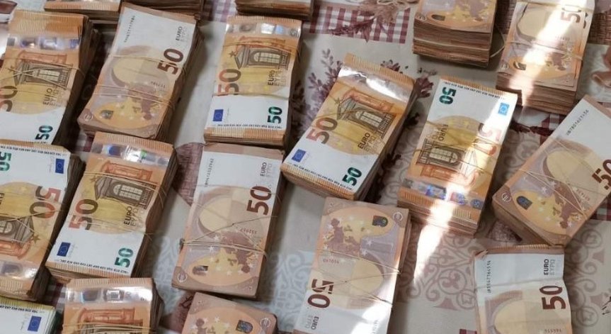 Митничари хванаха 210 000 евро недекларирана валута на ГКПП 