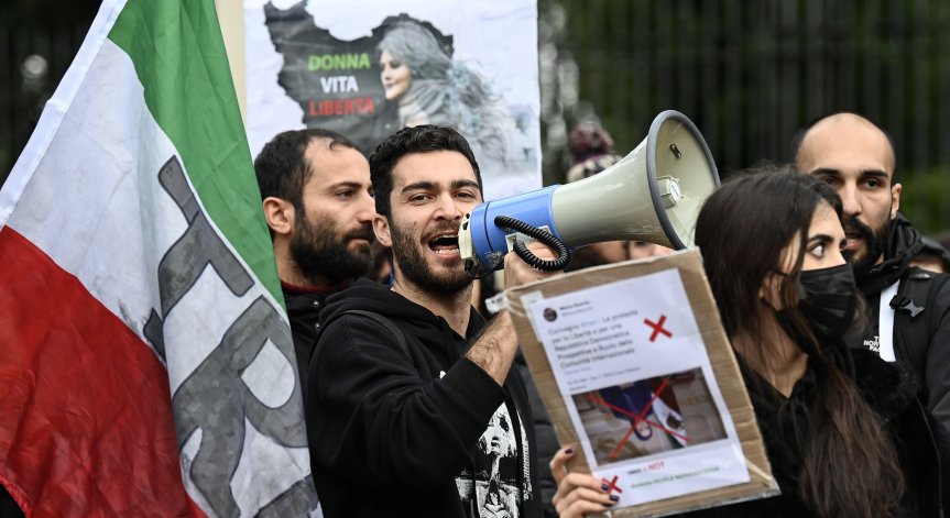 В Иран осъдиха на смърт футболист заради кампания на правата на жените