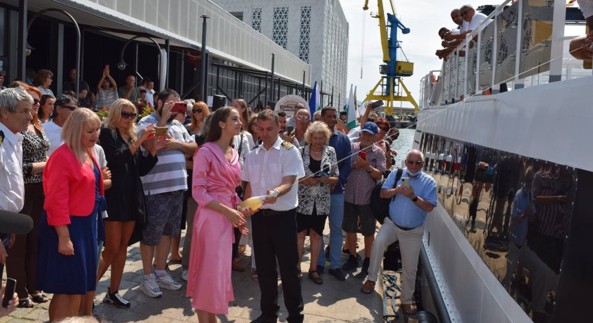 Стефани Кирякова стана кръстница на новия туристически кораб на Бургас (СНИМКИ)