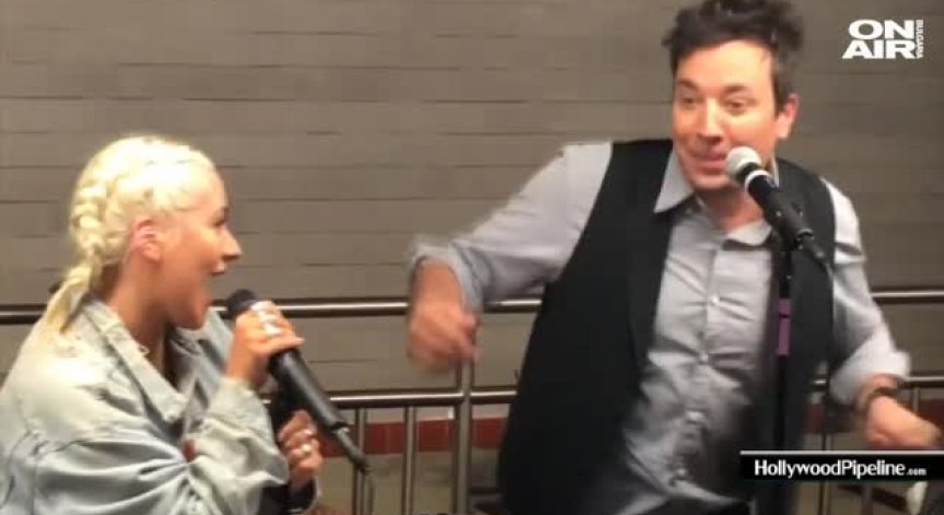 Кристина Агилера се дегизира и пя в нюйоркското метро