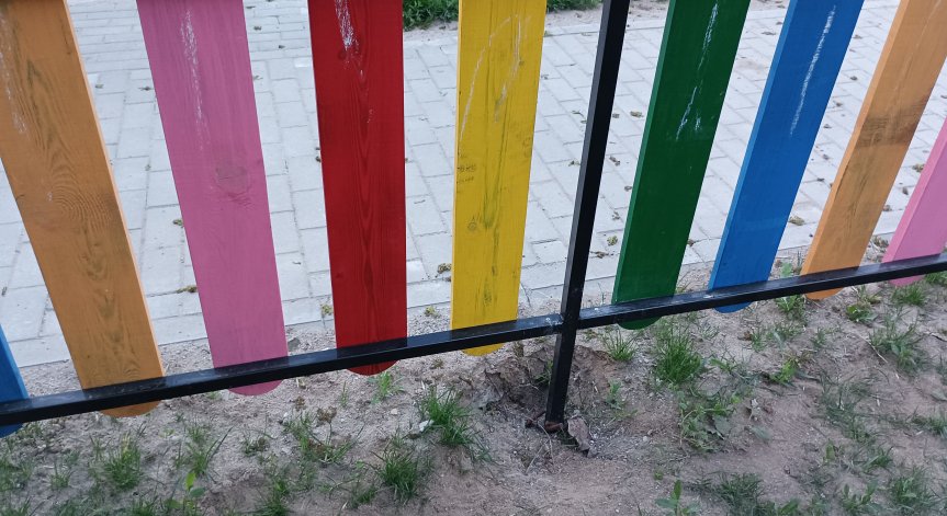 Детска площадка в София: Ограда без основа, опасни пейки, кошчетата пълни