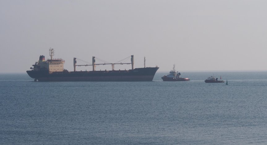Изключително силен вятър във Варна, вълнението на морето затвори пристанището